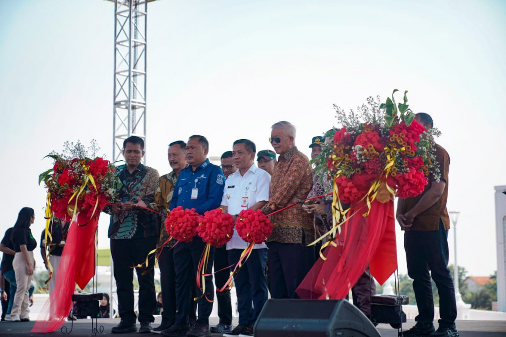 Bupati Karawang Resmikan Jembatan Parkland Bridge, Akses Baru dari Tol Karawang Barat ke Alun-alun                                                                                                                                                             